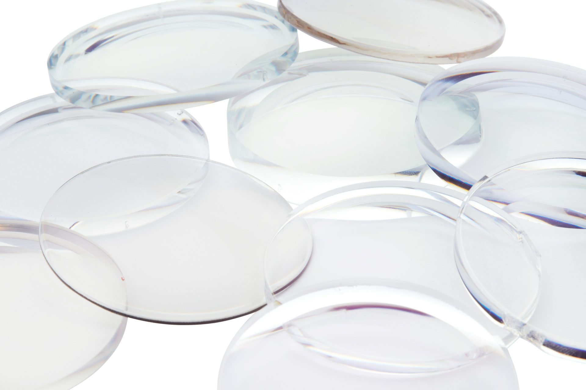 Boule décorative ronde en verre transparent sur une surface blanche