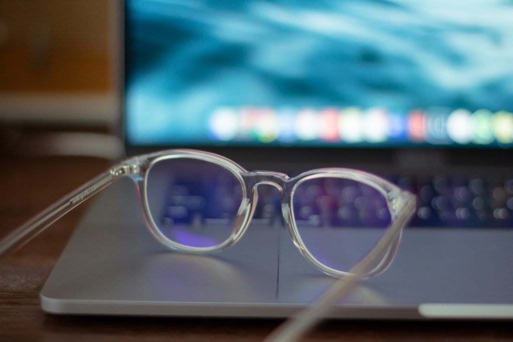 Lunettes à monture argentée sur une table blanche